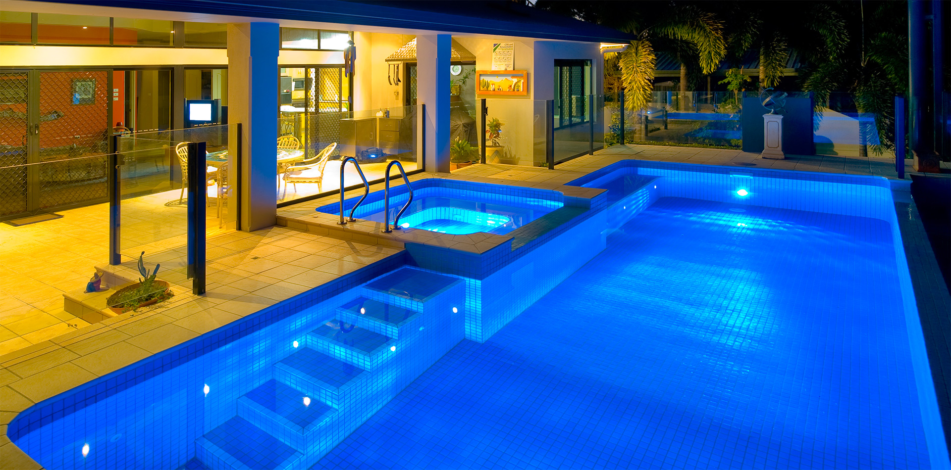 Boule lumineuse blanche LED à brancher - Home Piscine - Home Piscine,  expert piscine