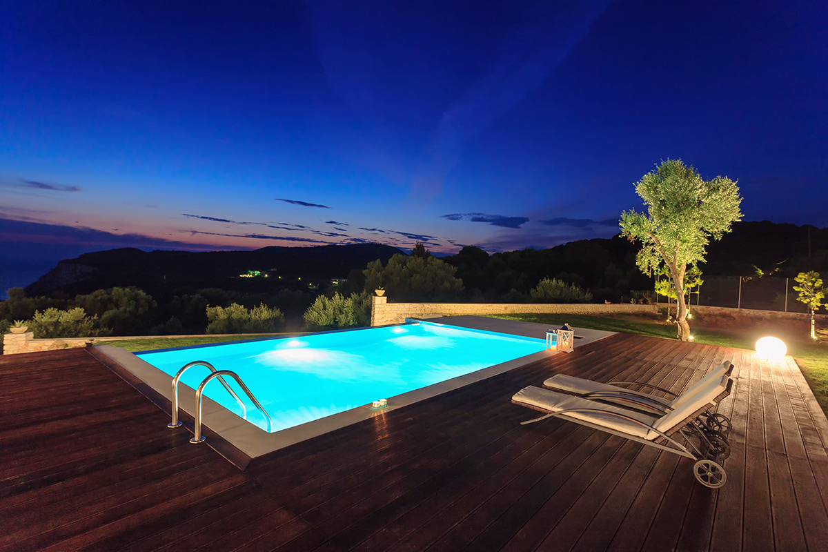 piscine éclairée de nuit