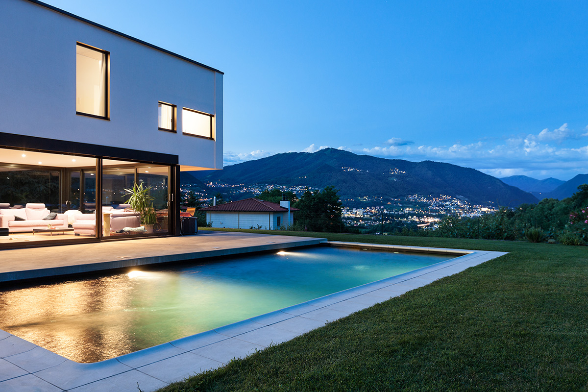 piscine éclairée la nuit