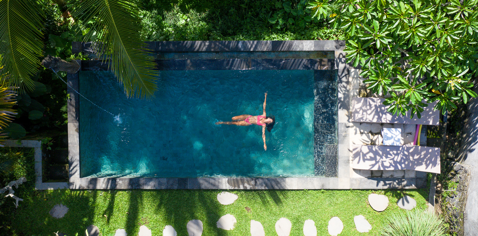 femme allongée dans une piscine