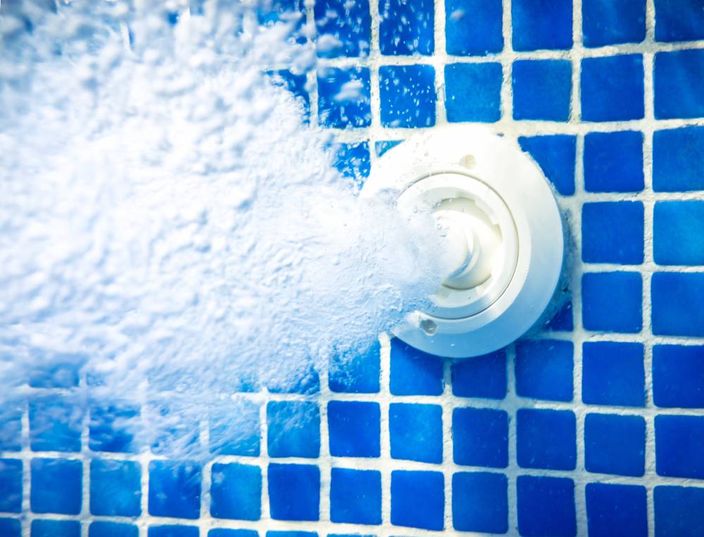 Wasser, das aus einer Düse in einem Schwimmbecken austritt