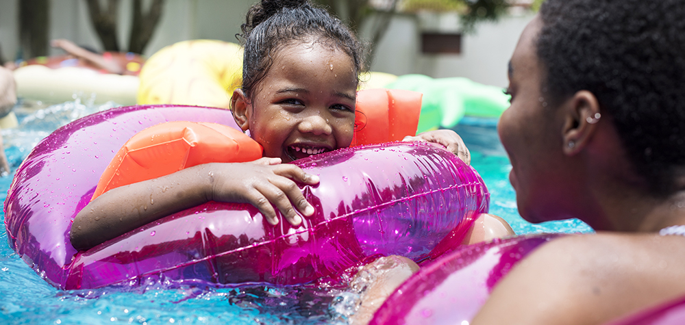 Ein Kind, das im Schwimmbad spielt