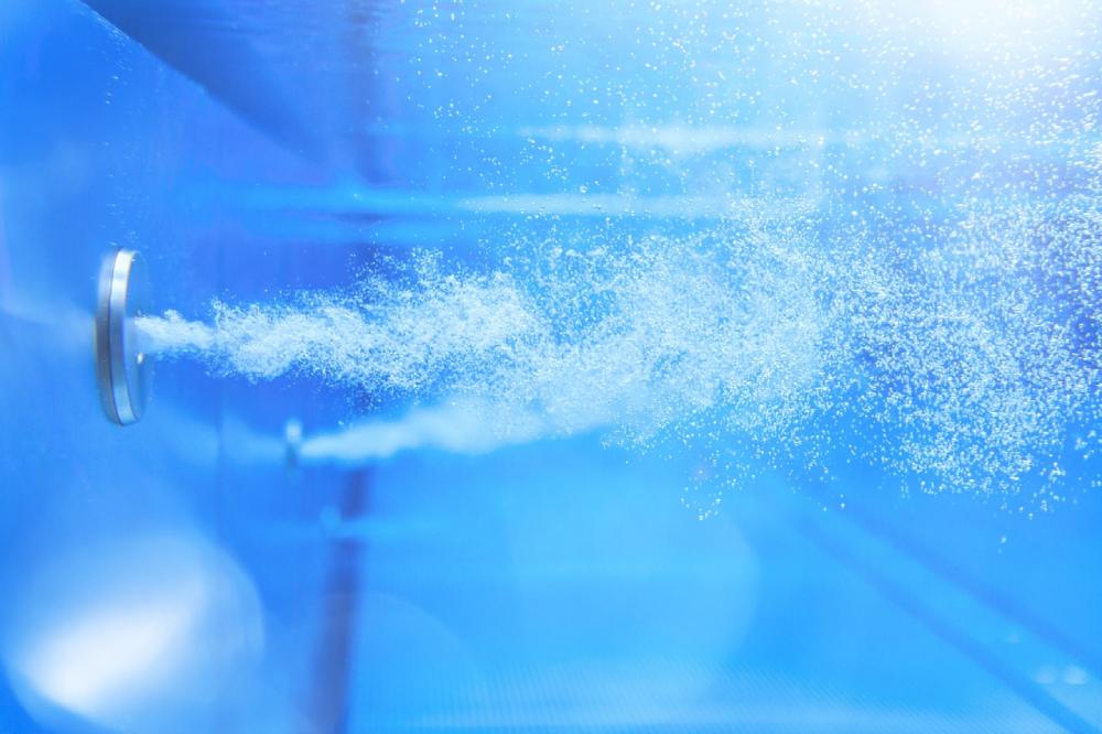 acqua esce dall'ugello di una piscina