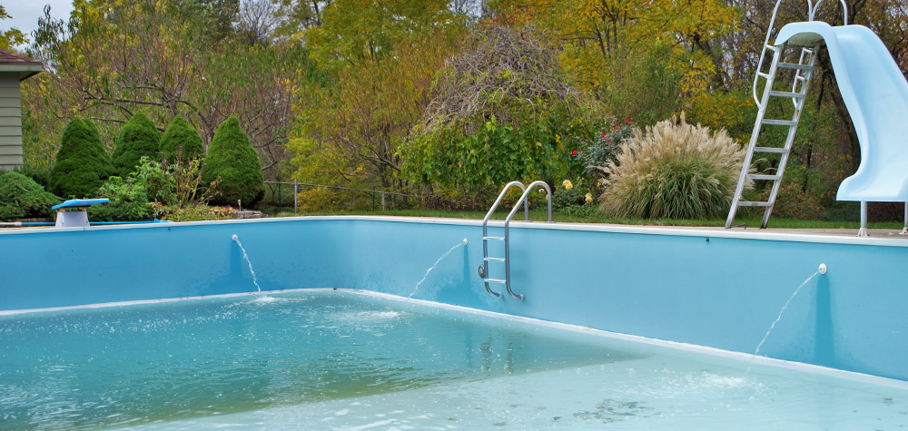 piscina riempita d'acqua per metà