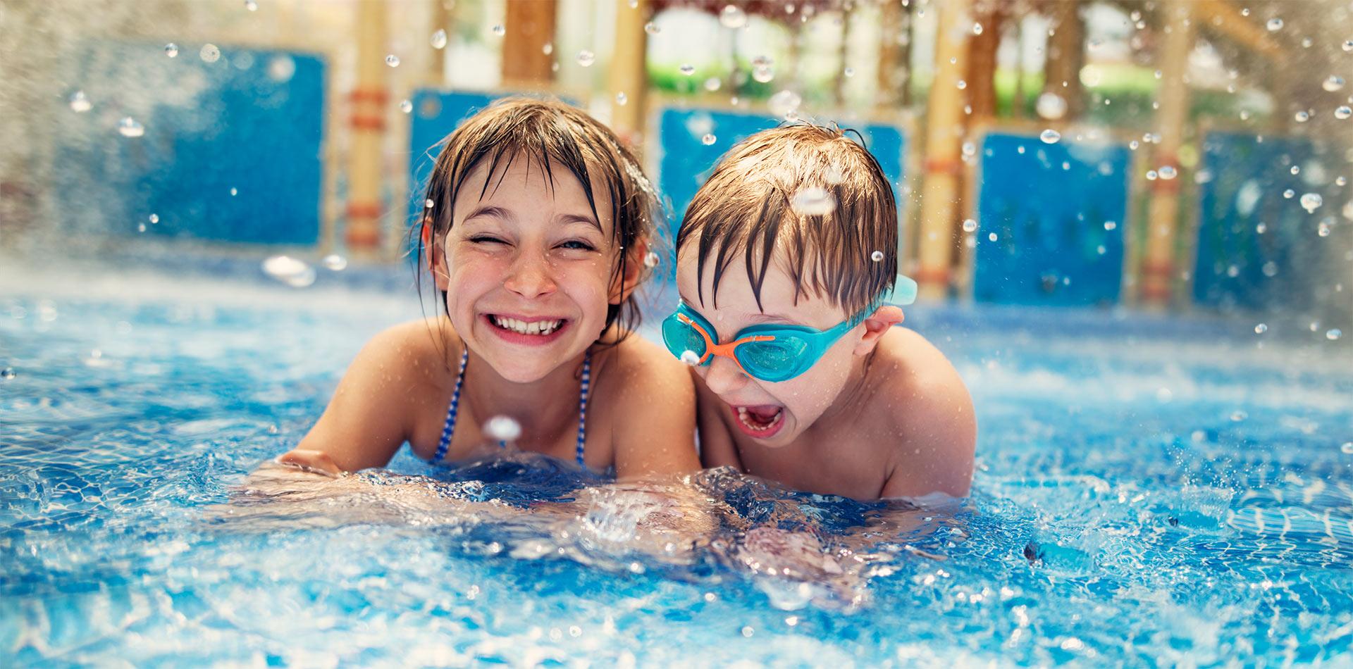 deux enfants se baignent dans une piscine