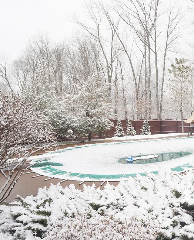 piscine recouverte de neige