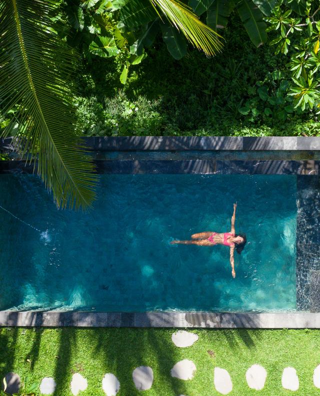 femme dans sa piscine