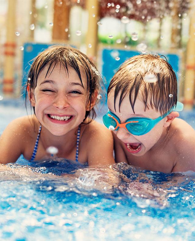 deux enfants se baignent dans une piscine