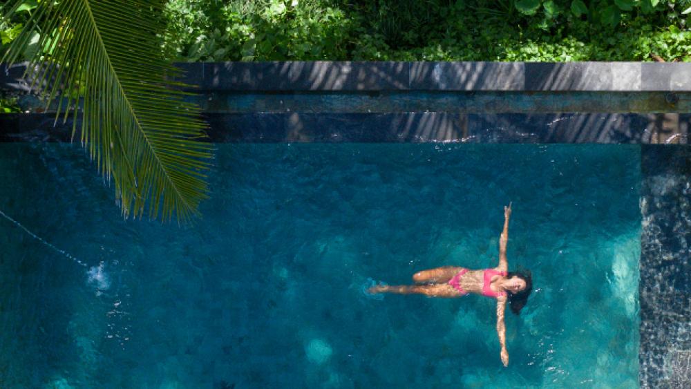 femme dans sa piscine