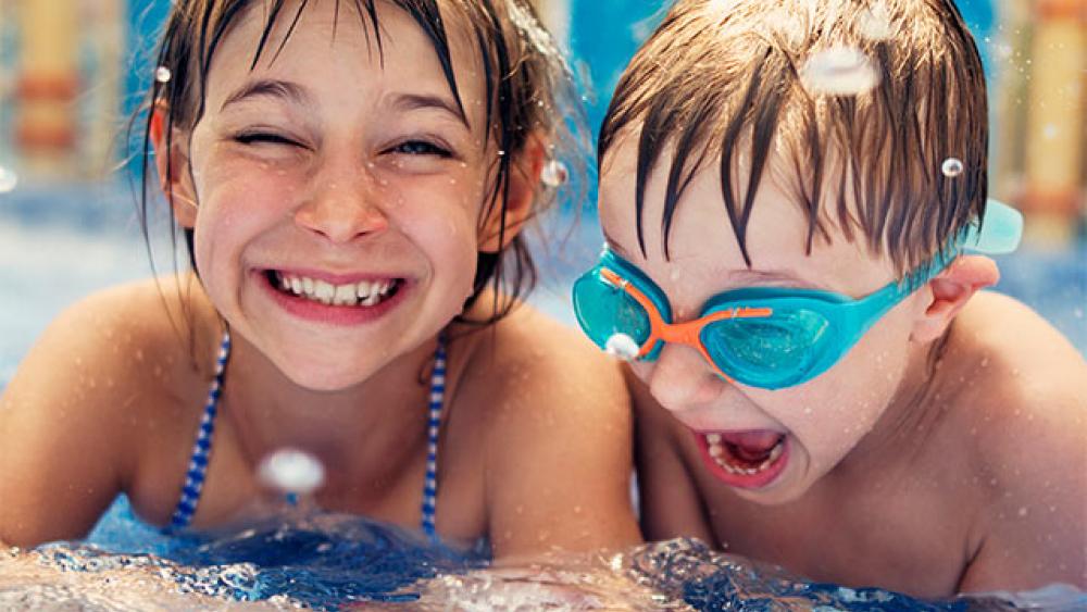 deux enfants se baignent dans une piscine